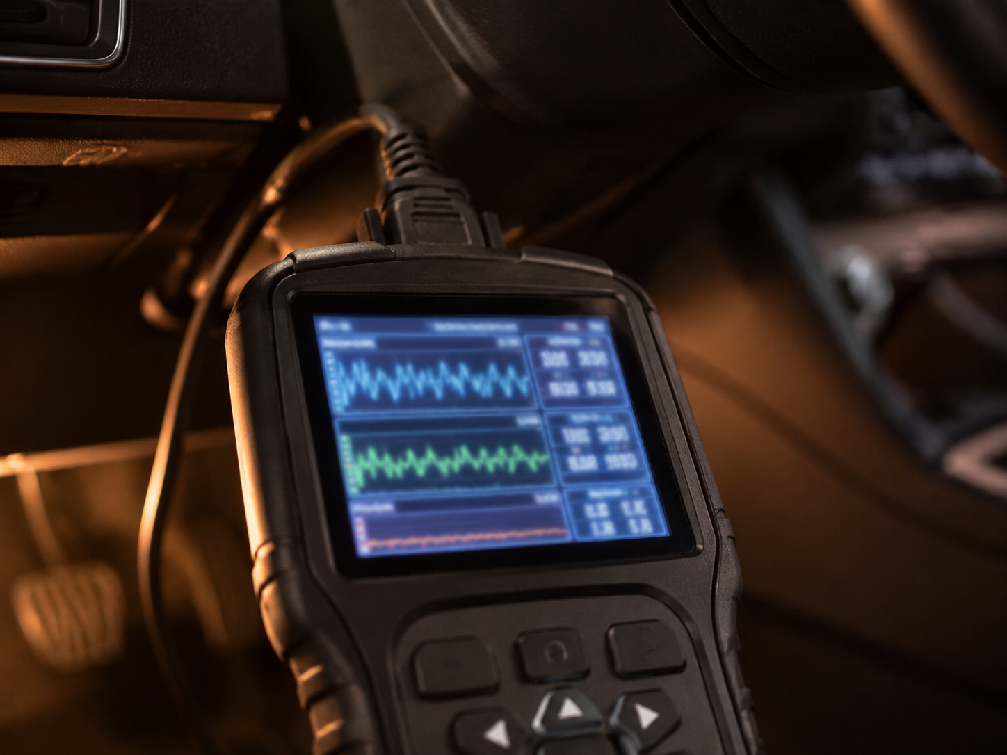 Ekran urządzenia diagnostycznego podłączonego do złącza OBD pojazdu